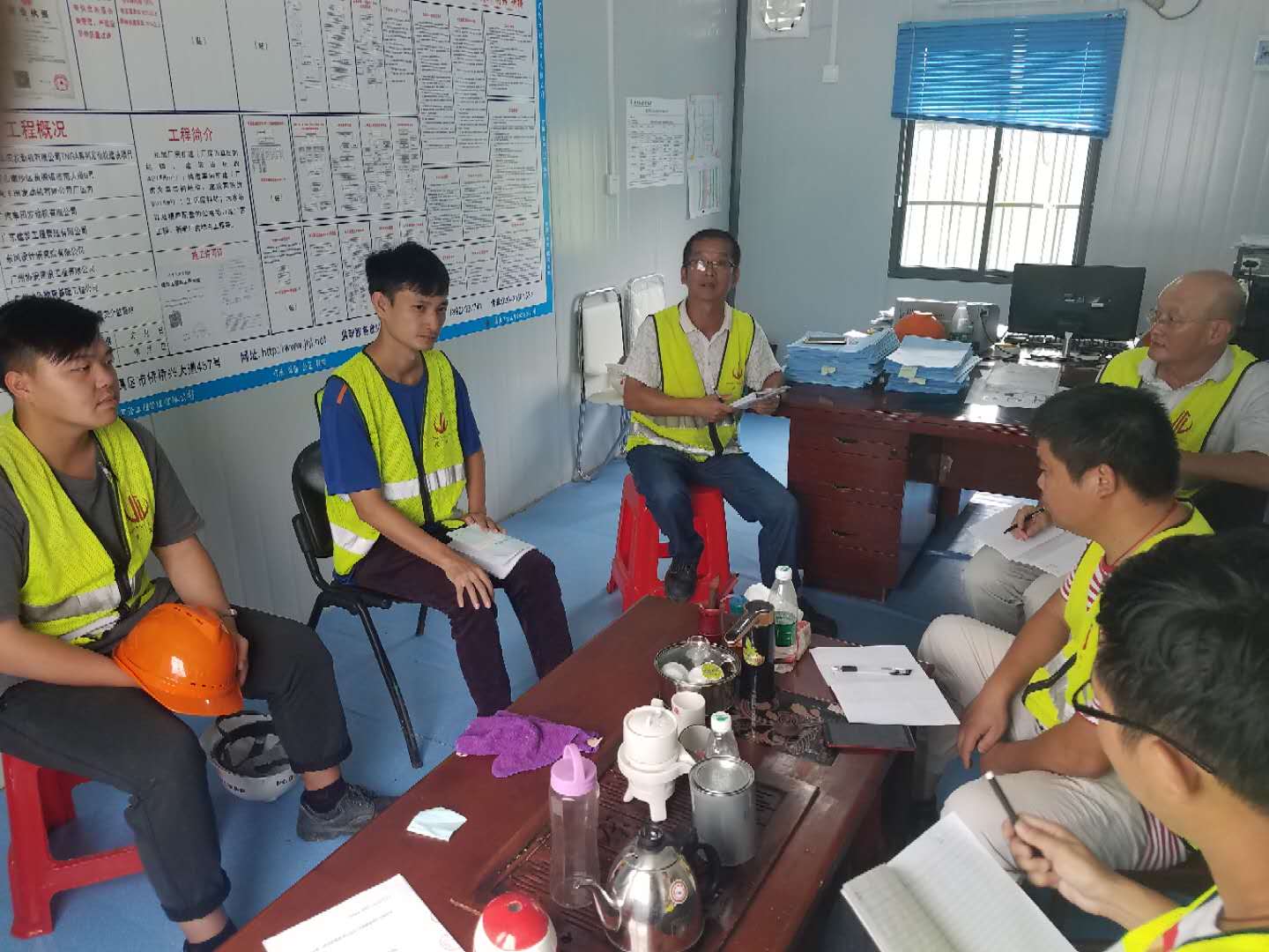 广州市住房和城乡建设局领导及专家到第二工程管理事务所的广州碧桂园项目工地上进行检查。