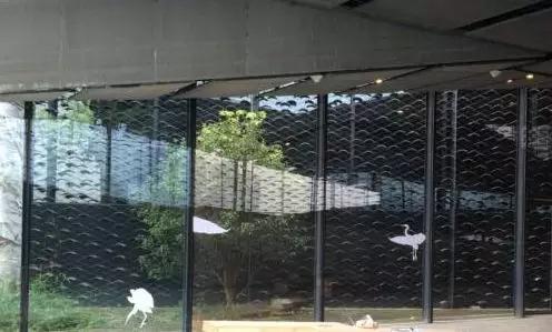 传统瓦片与现代导视的融合艺术 传统瓦片与现代导视的融合艺术