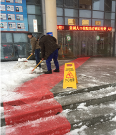 医院组织铲雪保障患者安全就医