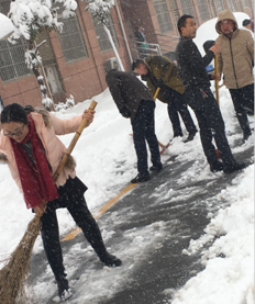 医院组织铲雪保障患者安全就医