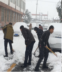 医院组织铲雪保障患者安全就医