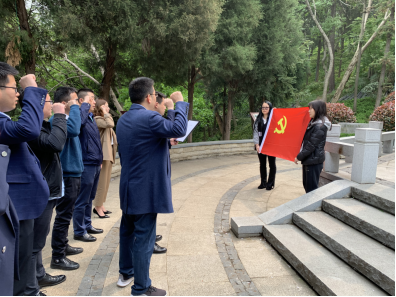 區(qū)停車產業(yè)公司開展“繼承烈士遺愿，謀求民生幸福”主題清明祭掃活動