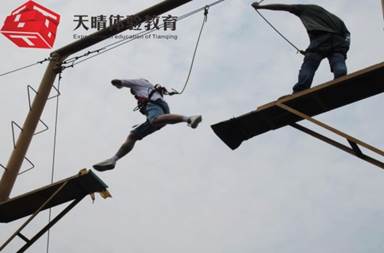 户外高空拓展训练项目:空中断桥 户外高空拓展训练项目:空中断桥
