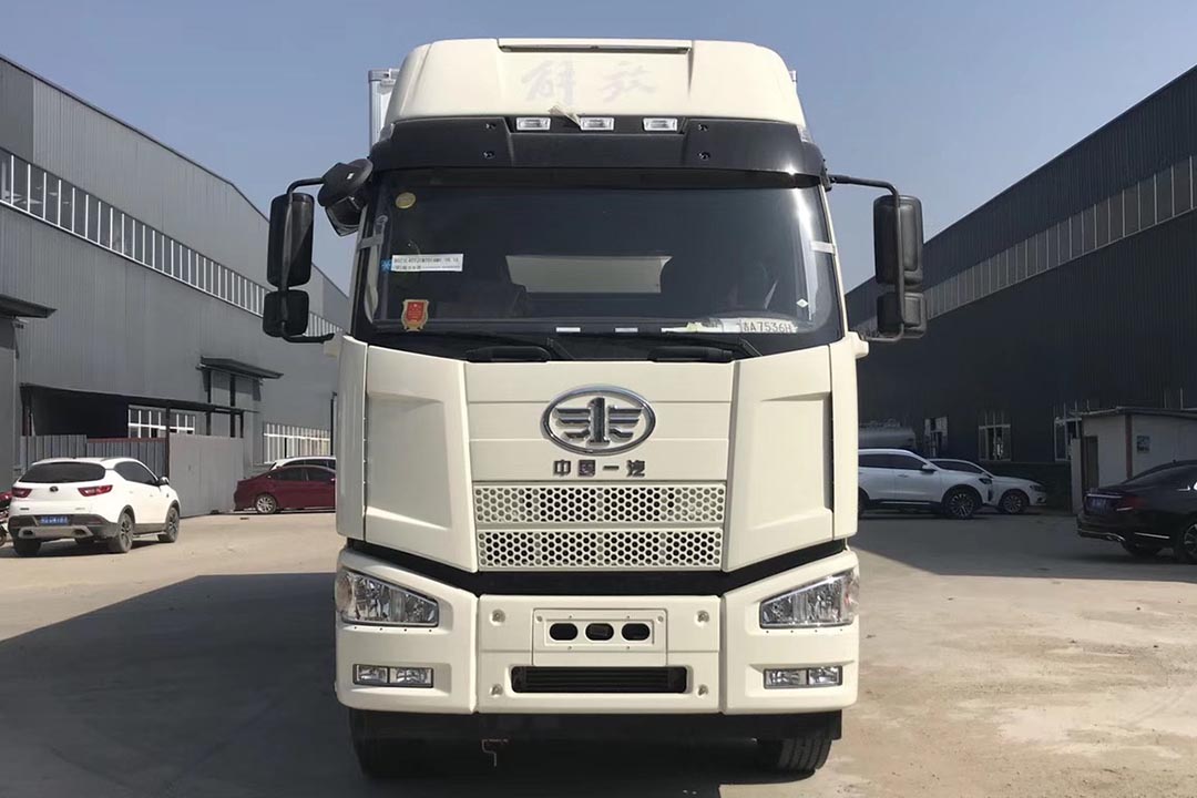 解放J6M三桥冷藏车CA5250XLC 解放J6M三桥冷藏车CA5250XLC