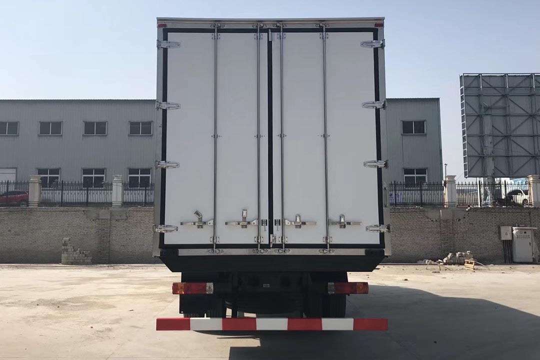 解放J6M三桥冷藏车CA5250XLC 解放J6M三桥冷藏车CA5250XLC