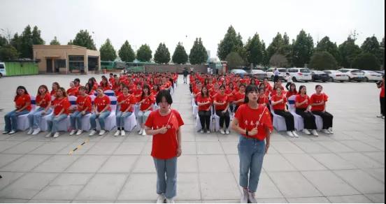 做白色的牛奶，創(chuàng)紅色的企業(yè)，花花牛乳業(yè)集團(tuán)青春歌會(huì)慶祝建黨100周年