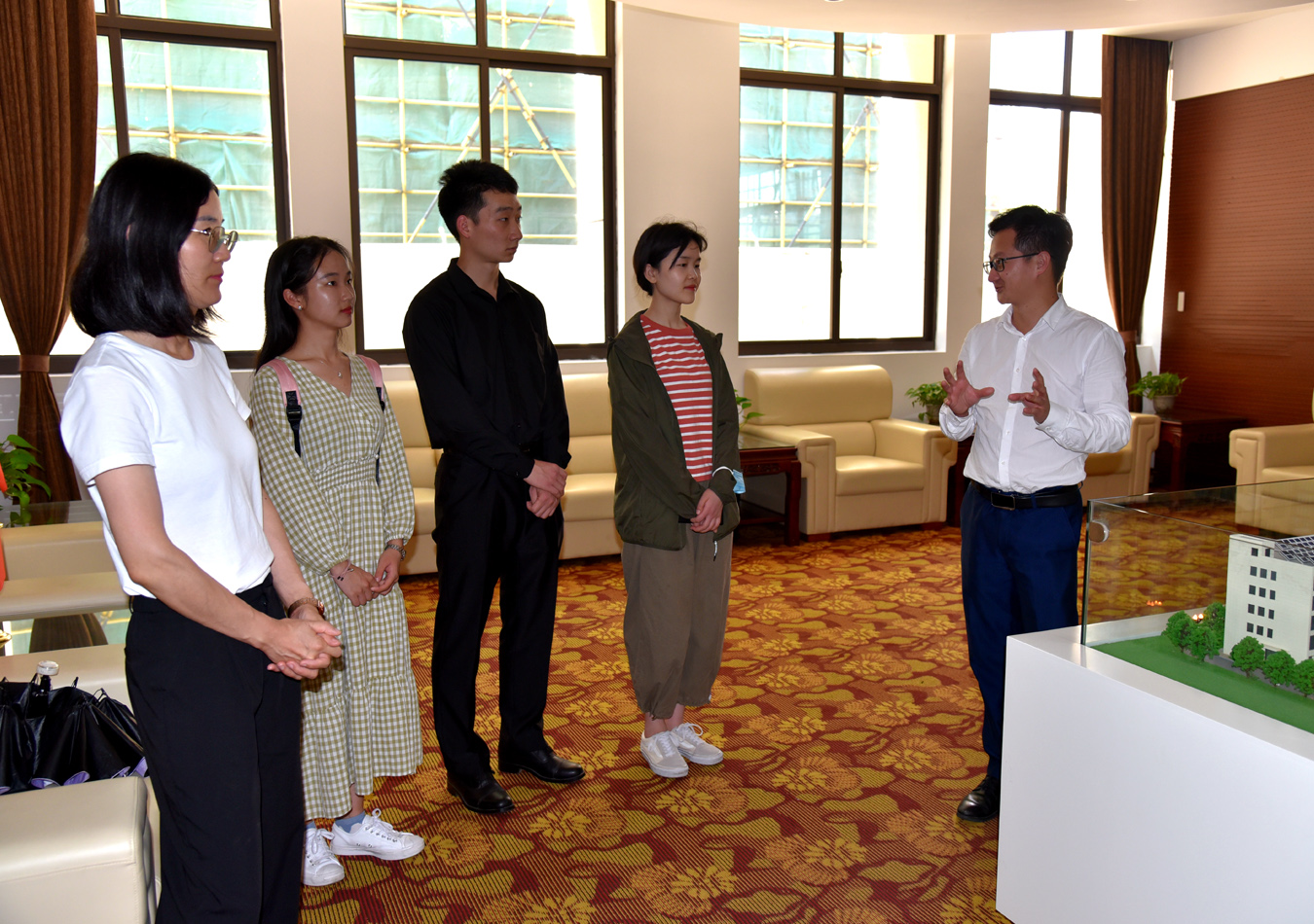 上海工程技术大学“博阳奖学金”获奖学生代表访问博阳