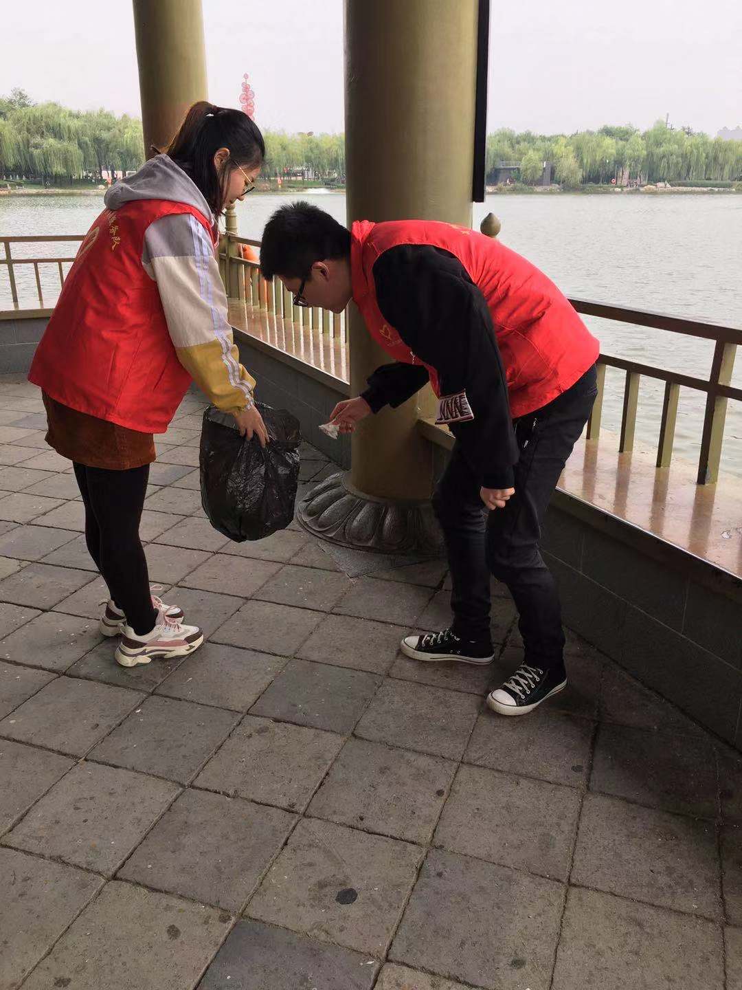 向祖国献礼--志愿者在行动丨核盛公司青年开展捡垃圾倡环保活动