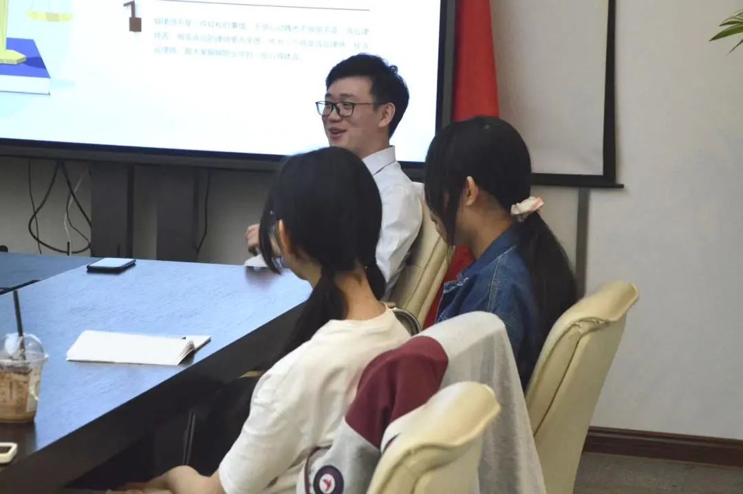当中学生遇上律师…… 当中学生遇上律师……
