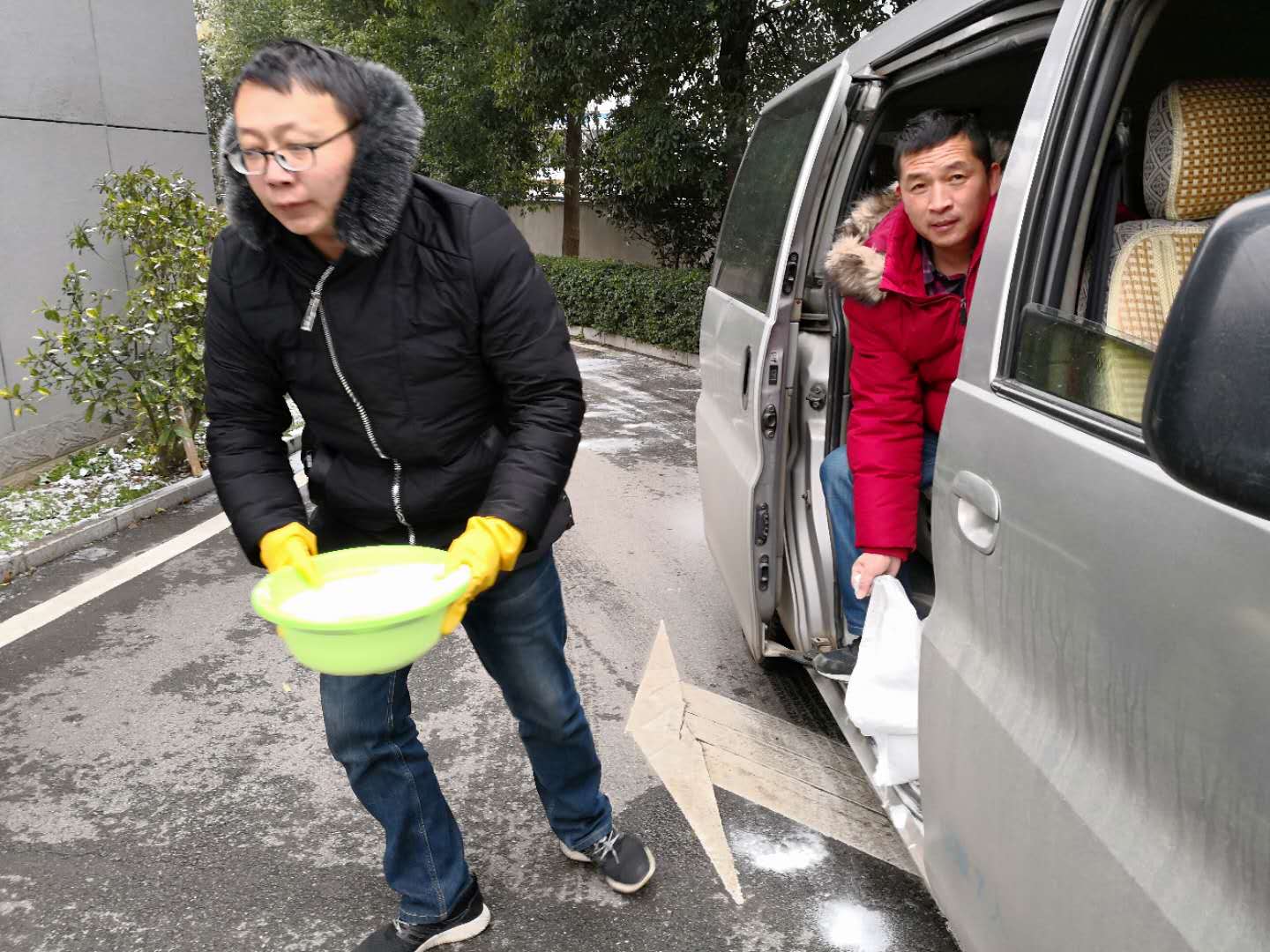 清掃路面冰雪   守護平安路橋