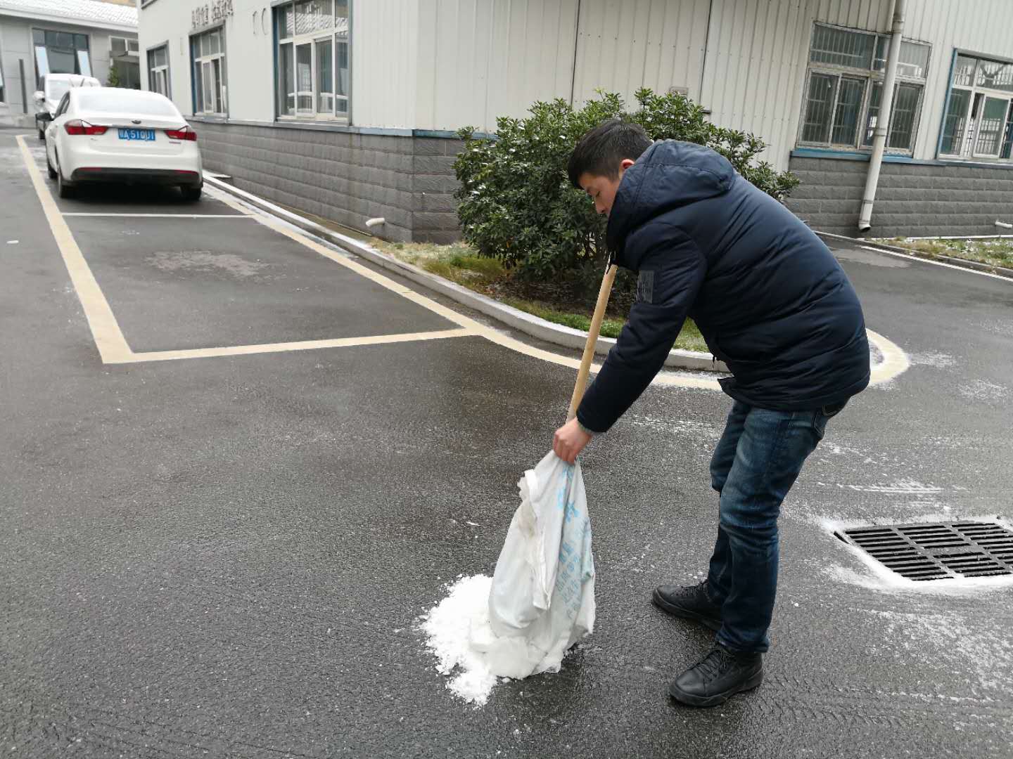 清掃路面冰雪   守護平安路橋