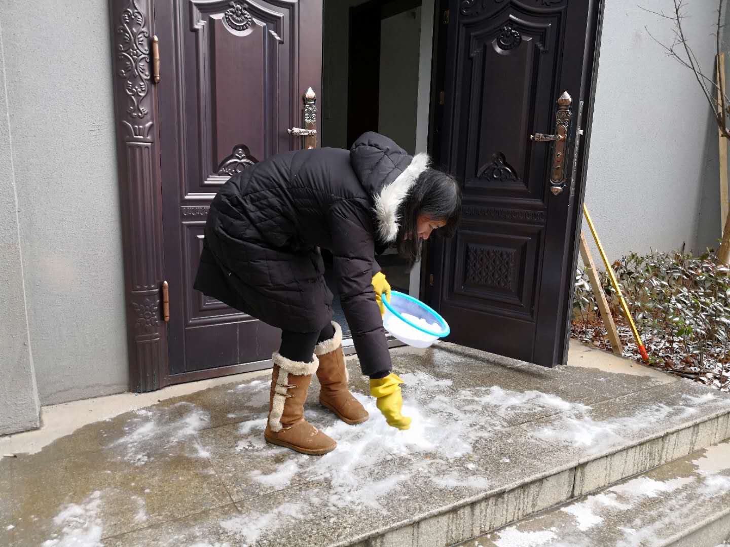 清掃路面冰雪   守護平安路橋