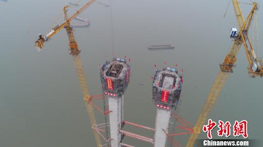世界最大跨度双层悬索桥转入上部结构施工
