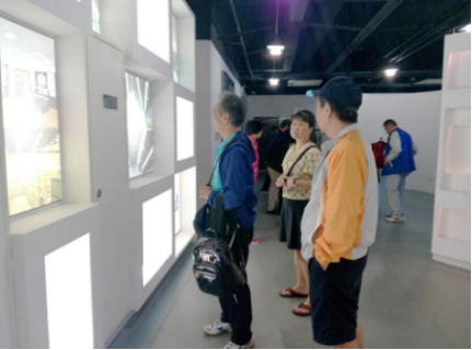 海峡两岸乒乓球邀请赛代表成员参观万博足彩app光电 海峡两岸乒乓球邀请赛代表成员参观万博足彩app光电