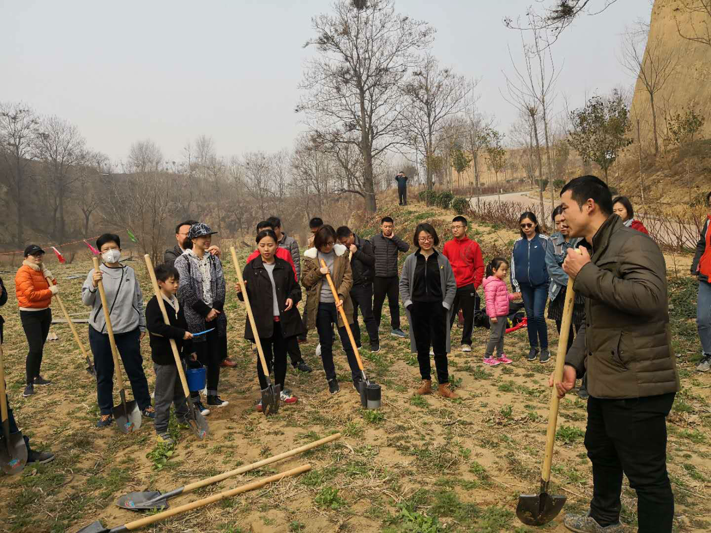 中原聯(lián)創(chuàng)組織開展植樹踏青活動