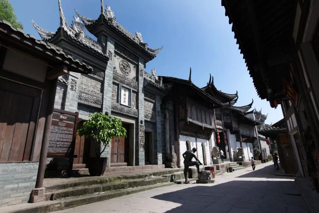 『笨鸟纪实』从安居古城“垃圾桶”谈旅游设施如何为景区添彩 『笨鸟纪实』从安居古城“垃圾桶”谈旅游设施如何为景区添彩