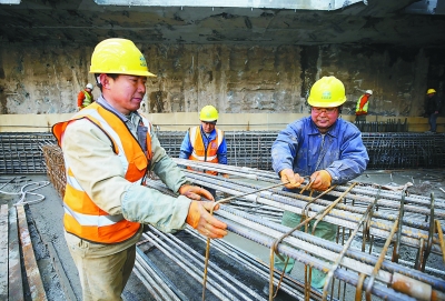 长江五桥夹江隧道段施工现场——地下17米，穿单衣做钢架