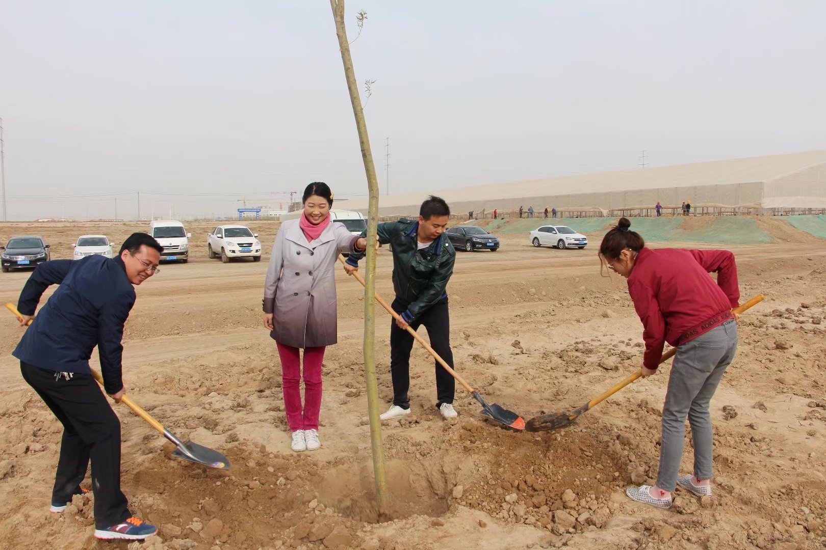 参加植树活动,为乐虎国际娱乐app再添绿色 参加植树活动,为乐虎国际娱乐app再添绿色