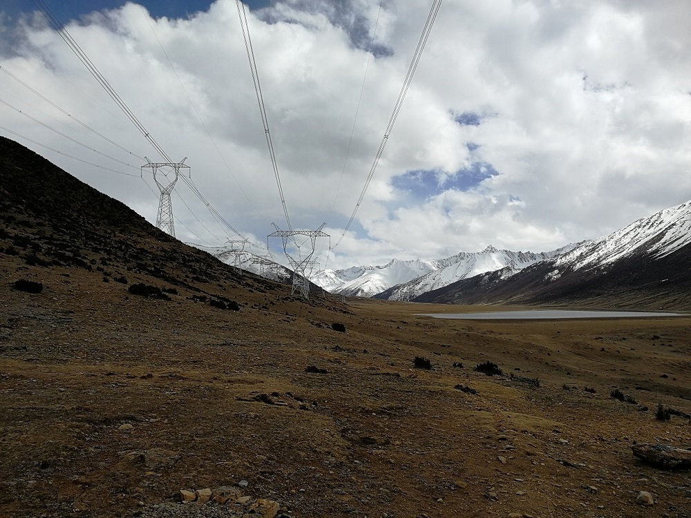 海拔最高、跨度最大、自然条件最复杂的电网工程