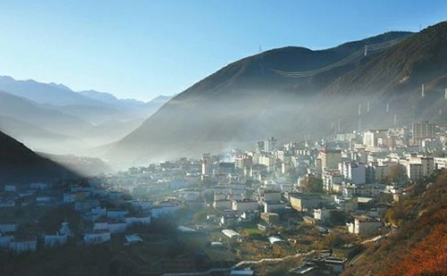 乡城县城一隅乡城和得荣一样,也是以藏族为主的少数民族聚居县,全县