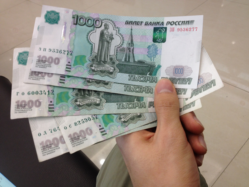 美制裁下,俄卢布有继续贬值的风险