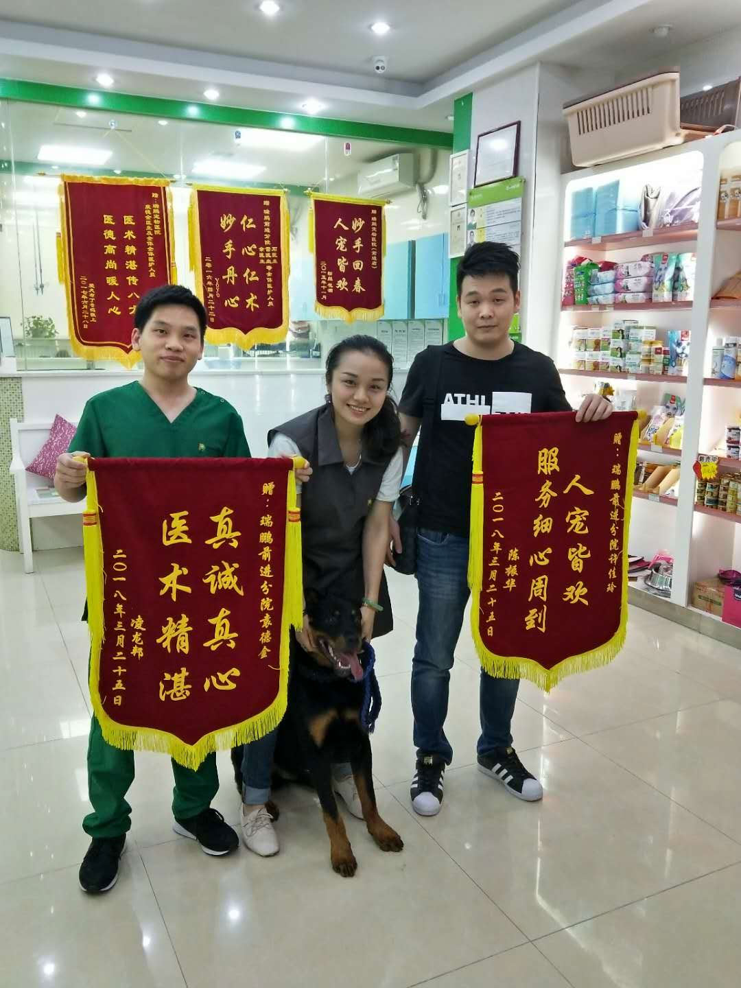 为了感谢袁医生与医助们的辛劳付出,在来接猫咪回家的那一天,这位好心