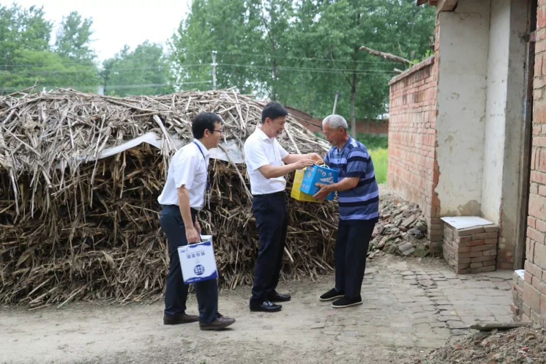 花花牛乳业集团走访慰问贫困户 结对帮扶暖人心