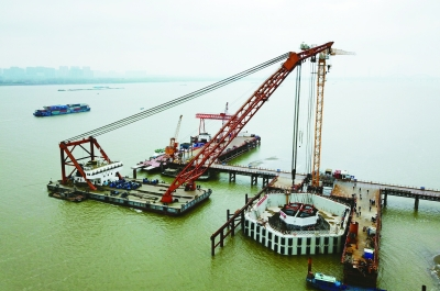 首块索塔钢壳吊装完成 长江五桥进入水上施工阶段