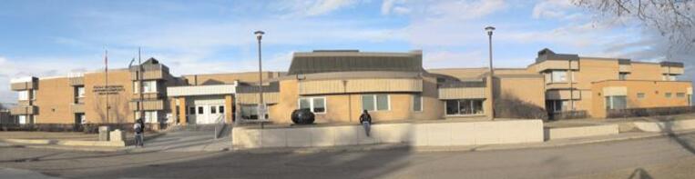 拉科姆综合中学(École Secondaire Lacombe Composite High School) 拉科姆综合中学(École Secondaire Lacombe Composite High School)