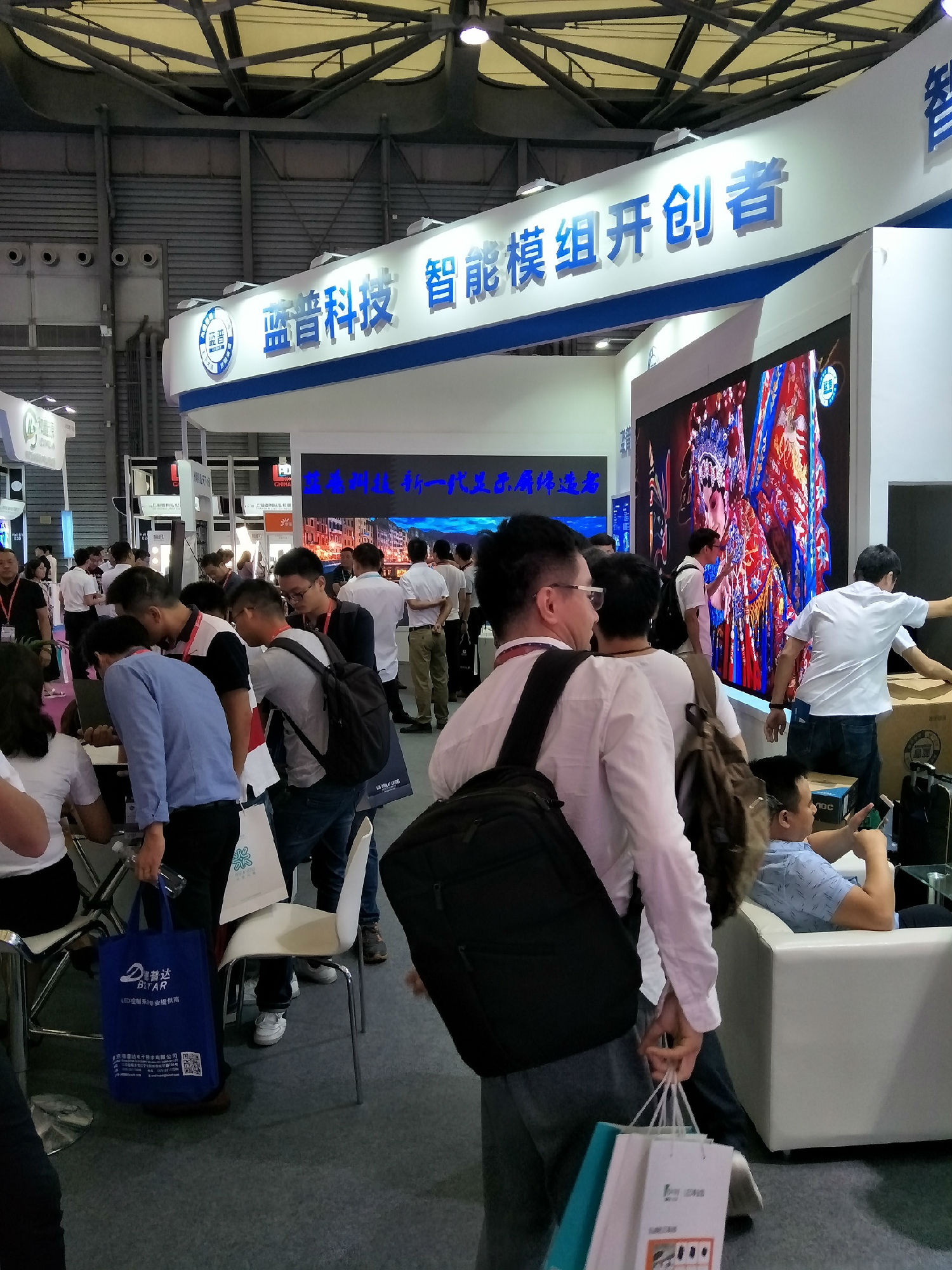 新一代顯示屏締造者——藍普科技盛裝亮相上海國際LED展