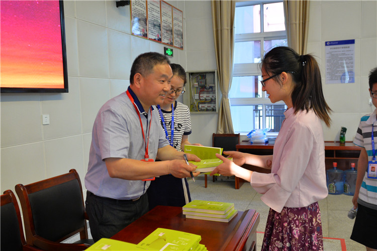 书记易霜泉致答谢词赠书仪式之后,老师们和刘令军老师进行了深入交流