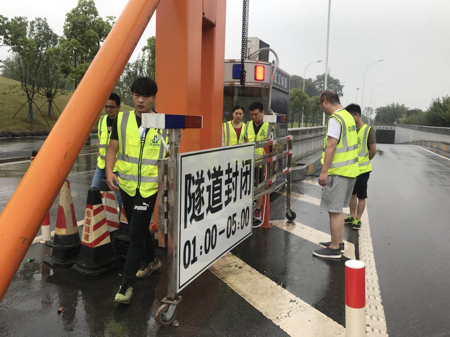 東湖隧道運(yùn)營管理部組織封道器、崗?fù)さ扰涮自O(shè)施驗收工作