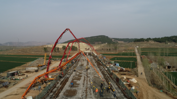 中国铁建大桥工程局集团三公司鲁南高铁一分部大王庄大桥道岔连续梁成功浇筑