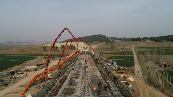 中國鐵建大橋工程局集團三公司魯南高鐵一分部大王莊大橋道岔連續(xù)梁成功澆筑