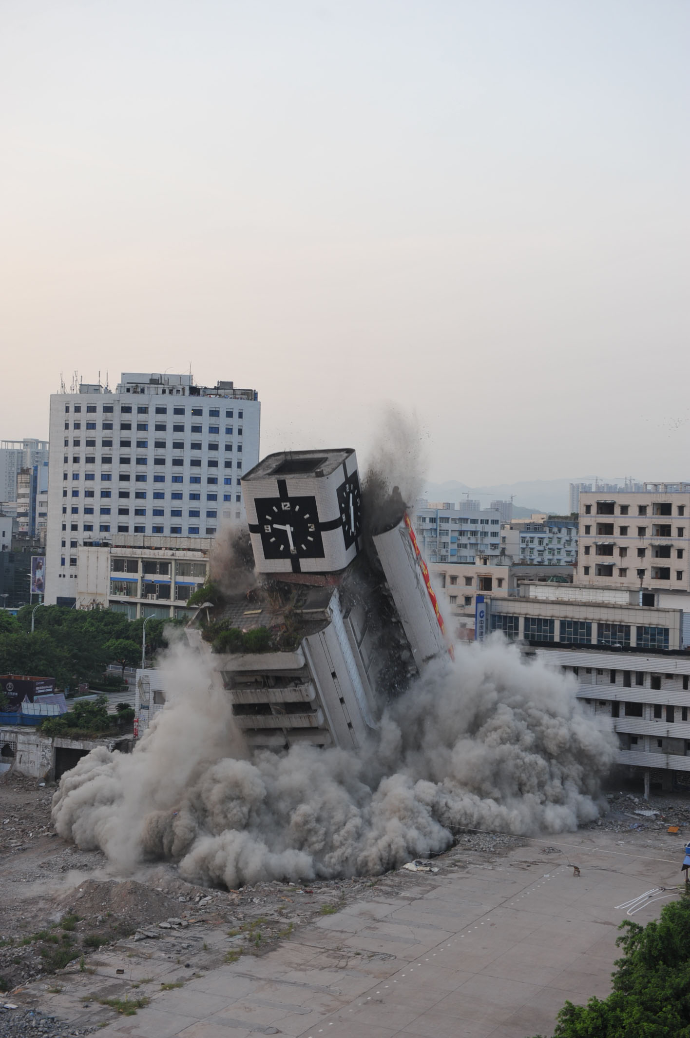 合川城区塔耳门车站钟楼爆破
