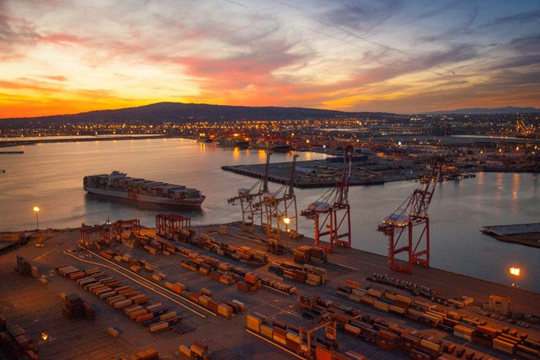 美中贸易战开打，洛杉矶港集装箱数量激增