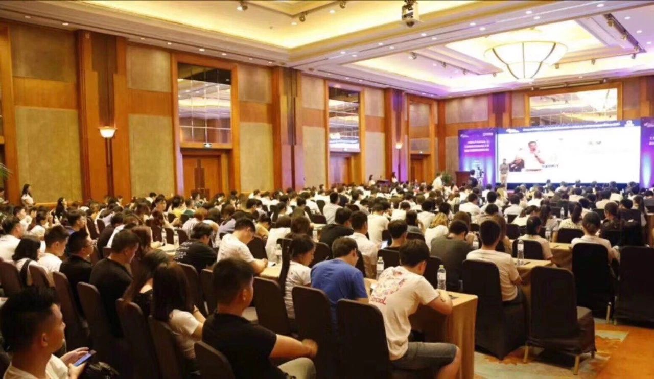 笨鸟标识受邀参加中国工业电商研究院成立大会，分享网络营销之路