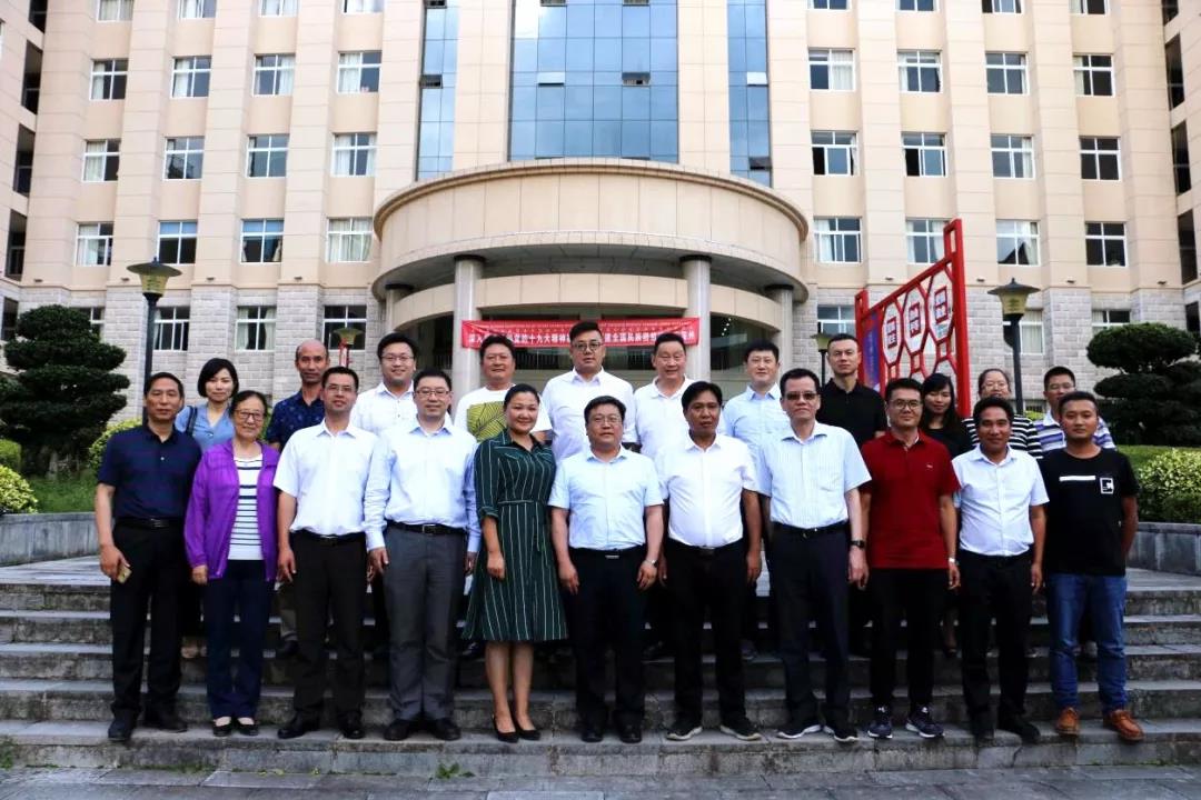 悠悠公益心,漫漫扶贫路 虹桥街道远赴绿春 为边疆人民千里送亲情 悠悠公益心,漫漫扶贫路 虹桥街道远赴绿春 为边疆人民千里送亲情