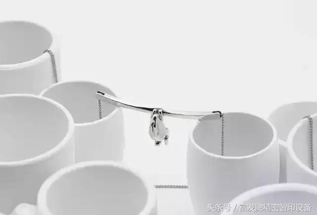 别低头,皇冠会掉!留学生一个自拍把135万的3D打印皇冠给拍掉了 别低头,皇冠会掉!留学生一个自拍把135万的3D打印皇冠给拍掉了