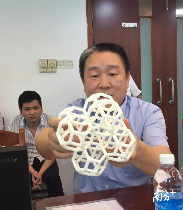 广东首例!3D打印“仿生脊椎”植入男子体内,成功取代患病脊椎 广东首例!3D打印“仿生脊椎”植入男子体内,成功取代患病脊椎