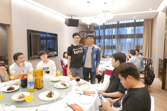 公司领导骨干成员与14名新入职大学生结下师徒缘 公司领导骨干成员与14名新入职大学生结下师徒缘