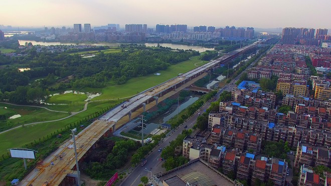 機(jī)場(chǎng)路高架工程馬池橋以南高架橋上構(gòu)全部貫通