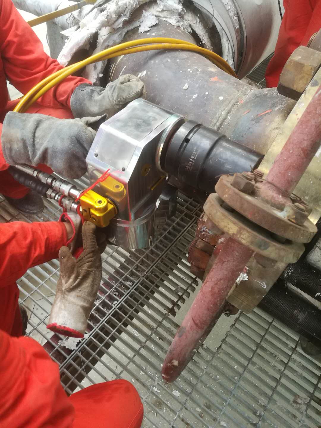 拜尔服务于中石油克拉玛依项目的检修项目正在紧张施工中