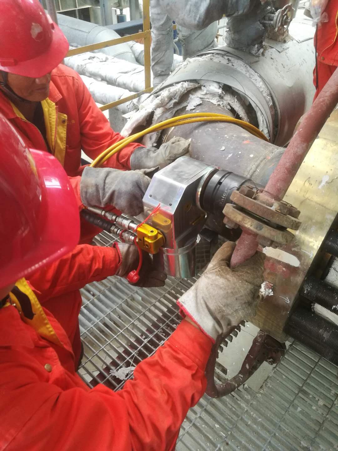 拜尔服务于中石油克拉玛依项目的检修项目正在紧张施工中