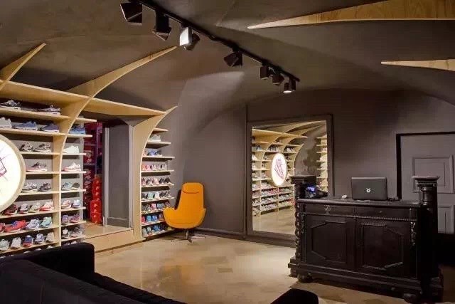 鞋店这样装修设计,不买也想进去转转! 鞋店这样装修设计,不买也想进去转转!