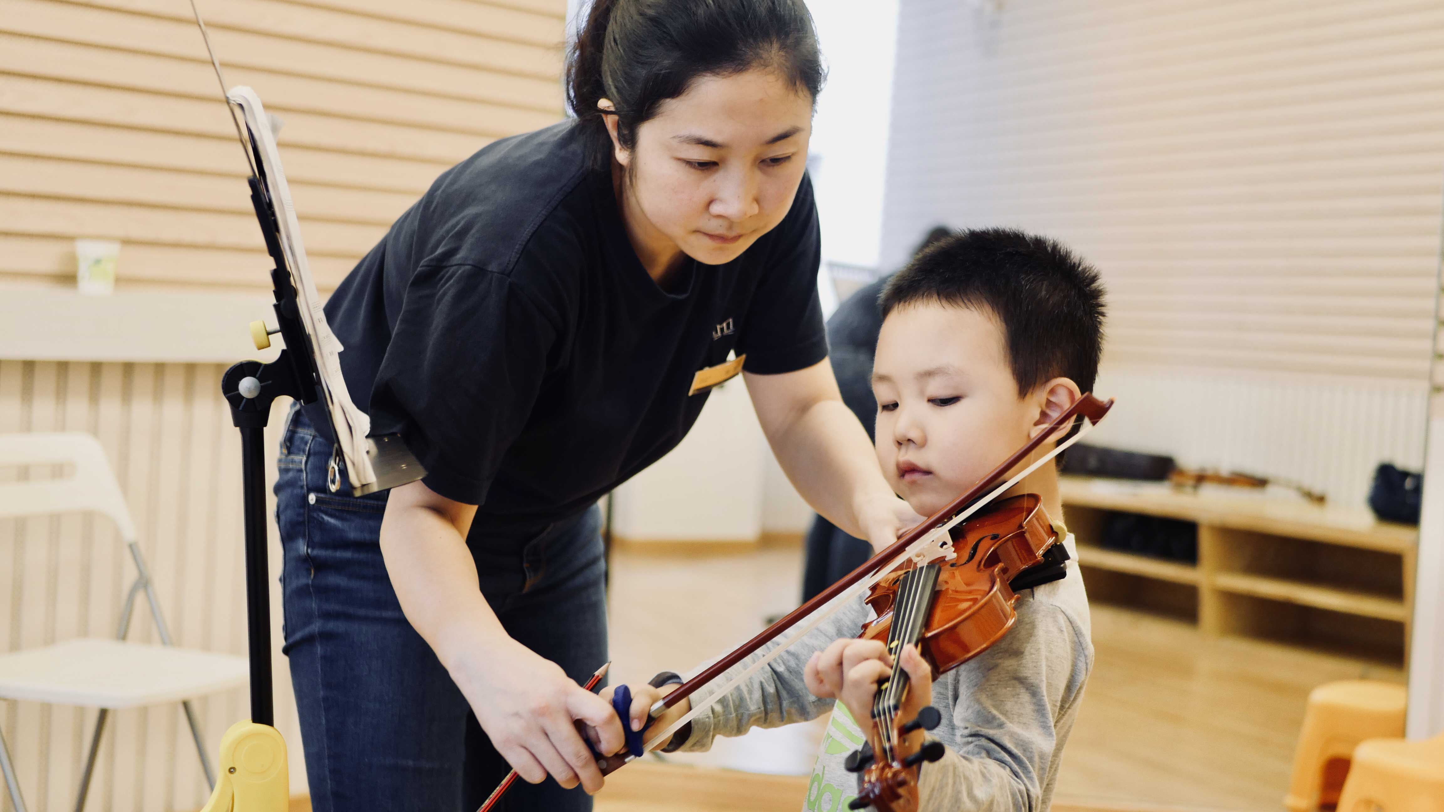 孩子学小提琴好还是学钢琴好 首席猫音乐教室