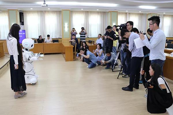 青海省司法厅召开新闻发布会 | 机器人上线运行 人工智能逆袭公共法律服务