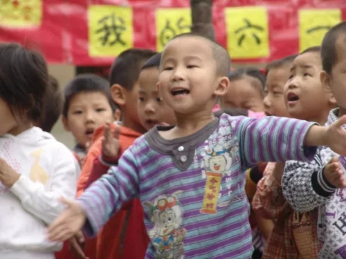 在这个夏天,让我们为困境儿童的音乐艺术机会而努力, 让我们用爱一同歌唱! 在这个夏天,让我们为困境儿童的音乐艺术机会而努力, 让我们用爱一同歌唱!