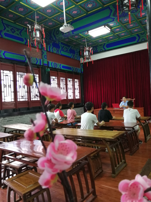 彭门创作室联合中国孔子网拍摄《中华优秀传统文化》教科书示范教学视频