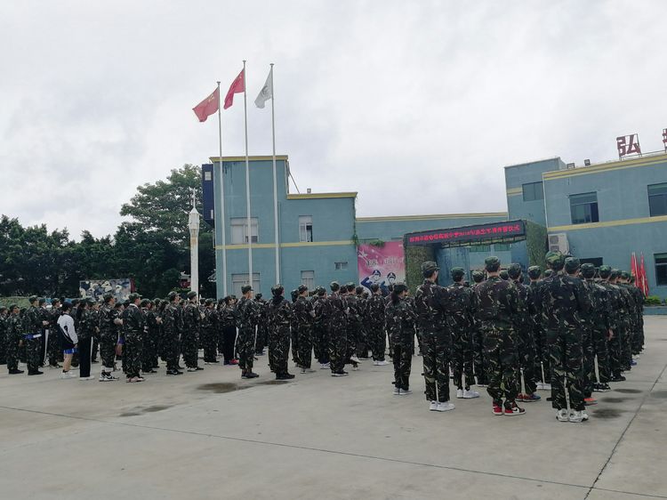 深圳格睿特高级中学之2018年新生军训系列 (一) ——军训开营仪式 深圳格睿特高级中学之2018年新生军训系列 (一) ——军训开营仪式